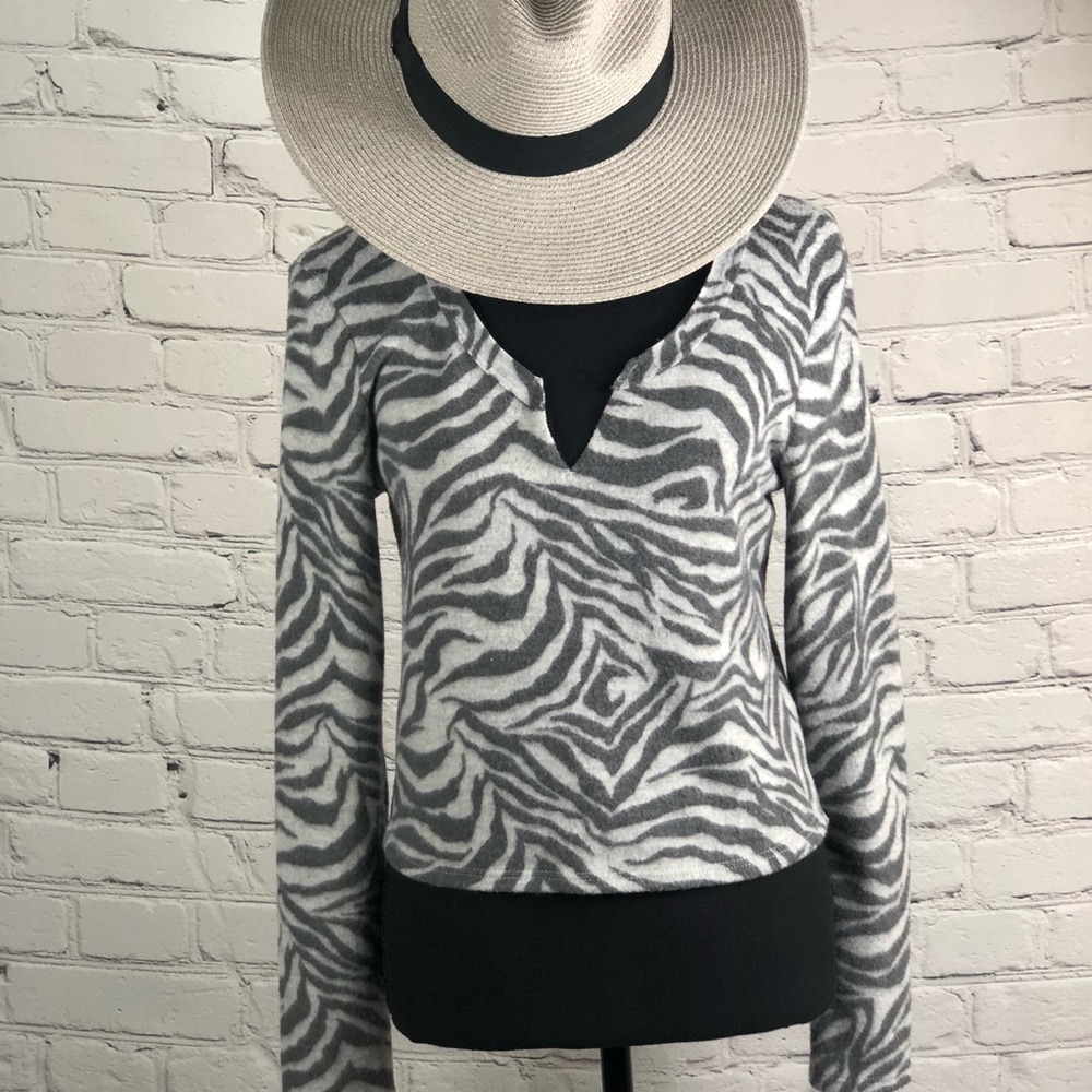 Antistar: Cropped/Top Long Sleeve Animal Print Color: Grey Size(M)